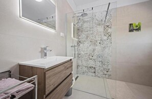 Shower, hair dryer, towels - Villa Isabella with pool in Buzet, Istria (Sovinjak)