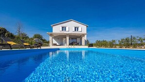 A heated pool - Villa Isabella with pool in Buzet, Istria (Sovinjak)