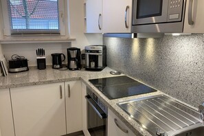 Réfrigérateur, micro-ondes, four, plaque de cuisson
