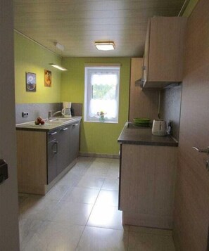 Kühlschrank, Mikrowelle, Herdplatte, Geschirrspüler