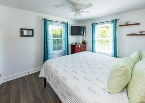 2 habitaciones, escritorio y tabla de planchar con plancha 