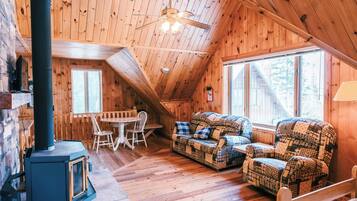 Televisie, een open haard en een kantoor