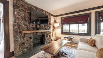 Smart TV, chimenea, estéreo y oficina