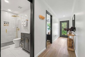 Douche, sèche-cheveux, shampoing