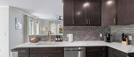 冷蔵庫、電子レンジ、オーブン、コンロ