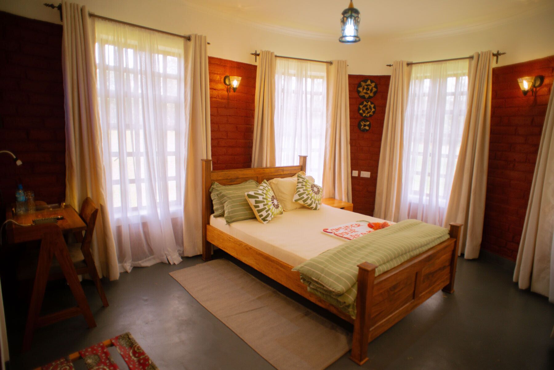 Standard Room with Balcony | เครื่องนอนระดับพรีเมียม, พื้นที่ทำงานแบบใช้แล็  ปท็อป, เตารีด/โต๊ะรีดผ้า