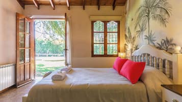 4 bedrooms, iron/ironing board, WiFi, bed sheets