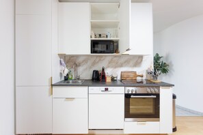 Fridge, microwave, oven, stovetop - Cozy Family & Group Apartment - 15 min to Center (Wien)