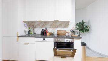 Kühlschrank, Mikrowelle, Ofen, Herdplatte