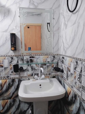 Deluxe Double Room | Bathroom