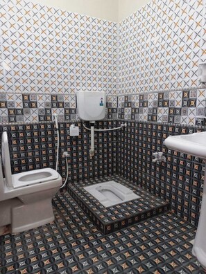 Bathtub, slippers, towels, soap - Cosy Inn Guest House Karachi  (Karachi)