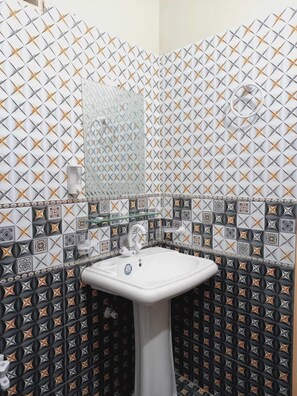 Bathtub, slippers, towels, soap - Cosy Inn Guest House Karachi  (Karachi)