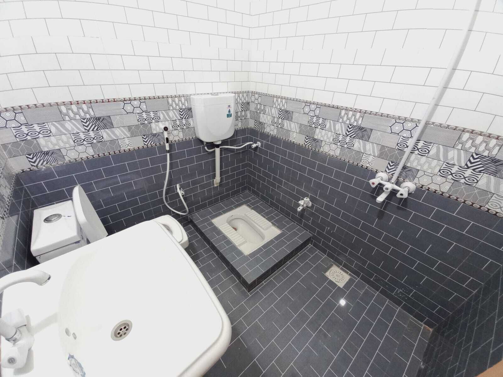 浴缸、拖鞋、毛巾、肥皂