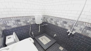 Un baño con inodoro, bidé y lavamanos.