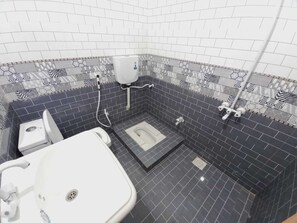 Bathtub, slippers, towels, soap - Cosy Inn Guest House Karachi (Karachi)