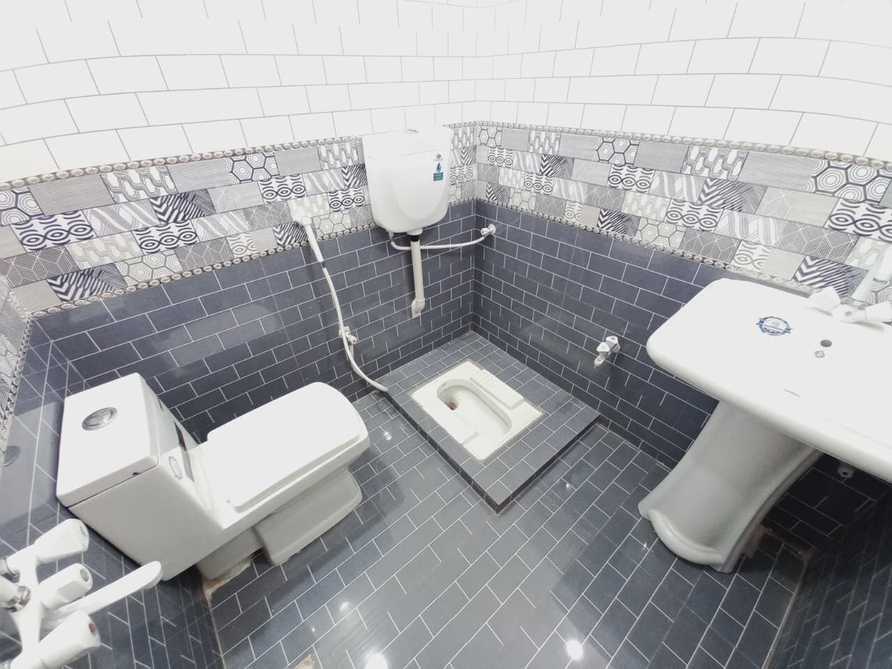 Un bagno piccolo con il water, un bidet e un lavandino.