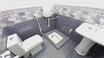 Un bagno piccolo con il water, un bidet e un lavandino.