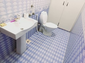 Bañera, pantuflas, toallas, jabón