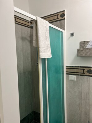 Hårføner, håndklær, såpe og toalettpapir