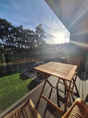 Outdoor dining - Charming two bedroom family friendly Villa next to the beach with exterior pool (Fão)