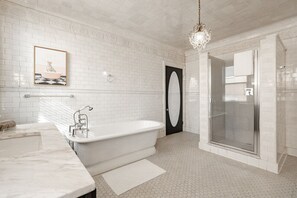 Hair dryer - Luxury Urban Mansion | Walk to ALL + Easy Parking (Cincinnati)