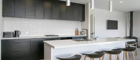 Refrigerador, microondas, horno y parrilla de estufa