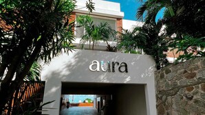 La façana d'un edifici amb el nom 'aura' ben visible.