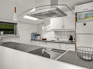Kylskåp, mikrovågsugn, diskmaskin och grytor/köksredskap