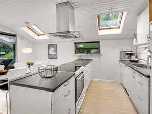 Refrigerador, microondas, lavavajillas y utensilios de cocina 