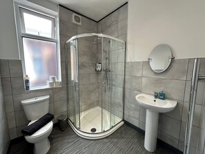 Hårtork, handdukar, tvål och schampo