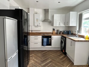 Kjøleskap, mikrobølgeovn, ovn og kokeplater