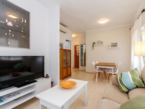 TV - Lloret: Apt 4 people, AC, 100m to beach (Lloret de Mar)