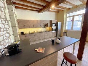 Kjøleskap, mikrobølgeovn, ovn og oppvaskmaskin