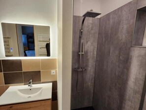 Hair dryer, towels - Comfortable cottage with garage and WIFI in Preuilly-sur-Claise (Preuilly-sur-Claise)
