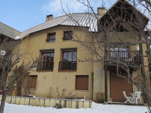 Exterior - Charming 2-Room Apt with Mountain Views, Wi-Fi, Parking, Near Slopes - Pets Welcome (Saint-Chaffrey)