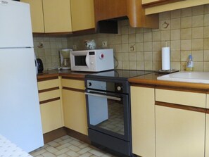 Kylskåp, mikrovågsugn, ugn och spishäll