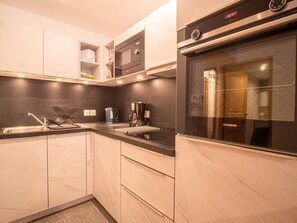 Cafeteira/chaleira, geladeira, micro-ondas, fogão