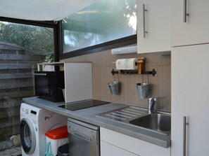 Fridge, microwave, stovetop, dishwasher - House with terrace and aircon, near beach (Argelès-sur-Mer)