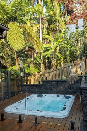 Tina de hidromasaje al aire libre