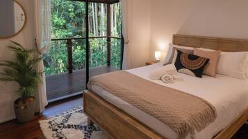 4 bedrooms, iron/ironing board, travel crib, free WiFi