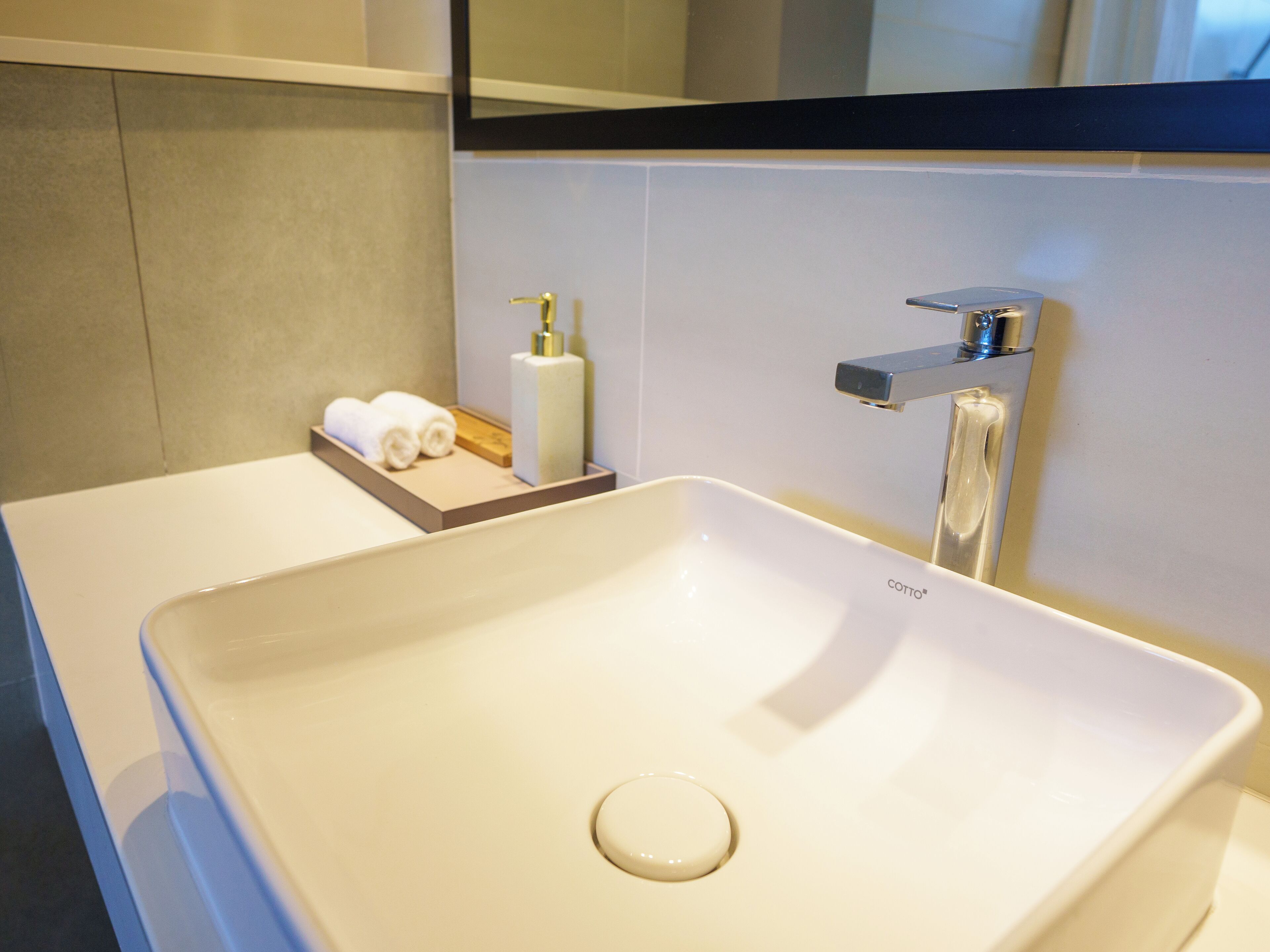 Deluxe Double or Twin Room, Balcony, Ocean View | Bathroom | Bathtub, free toiletries, hair dryer, slippers