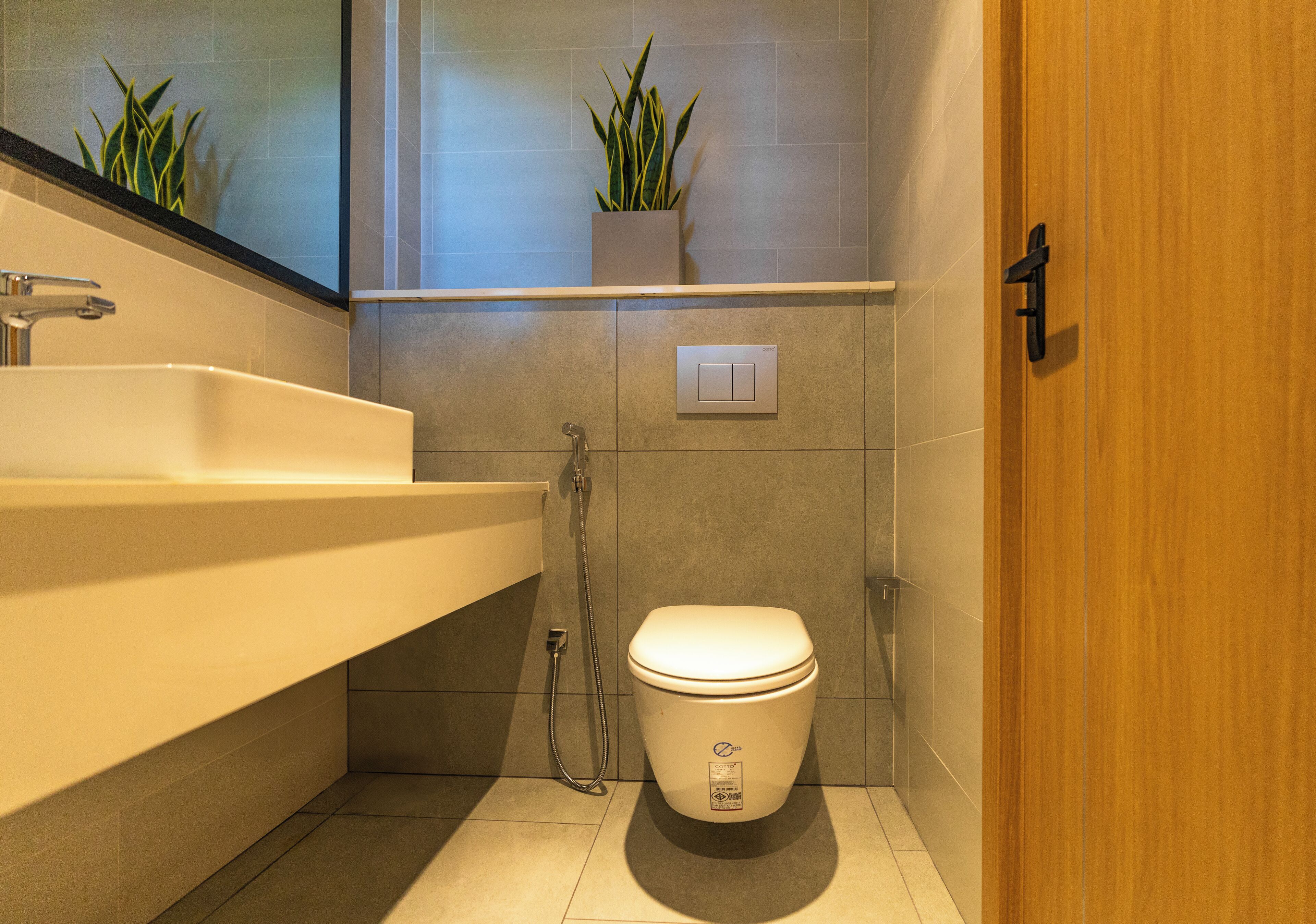 Une salle de bain moderne équipée d’une baignoire, de toilettes et d’une douche.