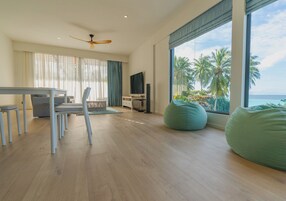 Suíte luxo | Cofres nos quartos, escrivaninha, cortinas blackout