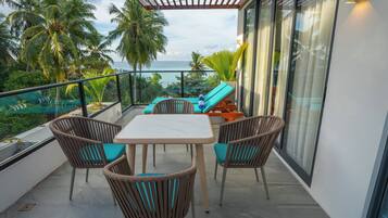 Deluxe Suite | 1 bedroom, in-room safe, desk, blackout drapes