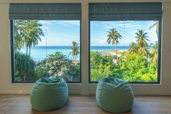 Suite Deluxe | Una cassaforte in camera, una scrivania, tende oscuranti