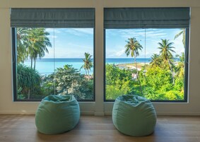 Suíte luxo | Cofres nos quartos, escrivaninha, cortinas blackout