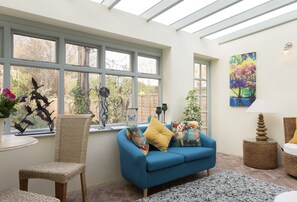 TV, fireplace - Cobbler's Cottage (2) -  a beautiful cottage sleeping 2 guests (Pembridge, Nr Leominster)