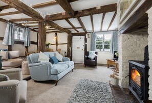 TV, fireplace - Cobbler's Cottage (2) -  a beautiful cottage sleeping 2 guests (Pembridge, Nr Leominster)