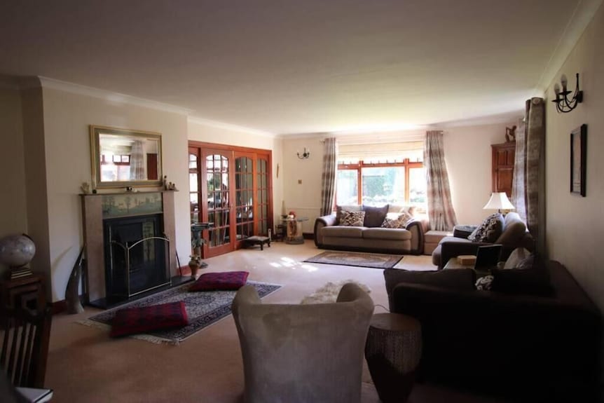 Idyllic Countryside Haven With Lush Landscape, Manicured Garden, Pond And Stream - Stonehaven