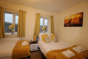 Planxa i posts de planxar i roba de llit 